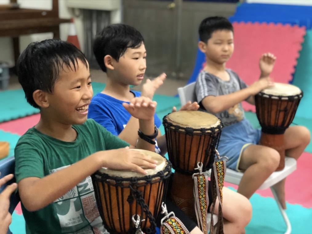2彰化縣廣興國小-孩子專注擊打非洲鼓展現節奏